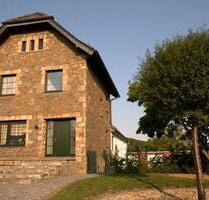 Bruchsteinhaus mit Garten und zwei Garagen - Hürtgenwald