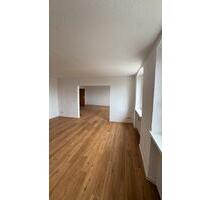 Lichtdurchflutete, geräumige 3 Zimmer Wohnung in der Innenstadt - Hof Christiansreuth