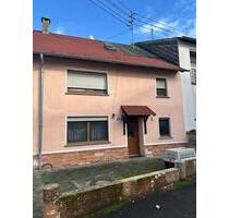 Großes Wohnhaus mit 2 Garagen sofort beziehb. günstige Beheizung - Dudeldorf