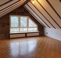 2-Zimmer-DG-Wohnung mit Panoramafenster und Einbauküche in Essen