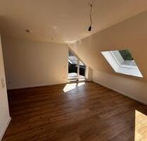 Helle 3-Zimmer-Dachgeschosswohnung mit Loggia & Garage – Bayreuth