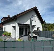Großzügiges 1-2 Familienhaus, mit mehreren Garagen Stellplätzen - Butzbach
