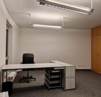 Firmensitz Grünwald, eigener Schreibtisch in geteiltem Büroraum