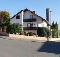 Helle, ebenerdige 3-ZKB mit Terrasse, 2 Balkonen & Doppelgarage - Hackenheim