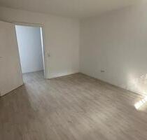 Attraktive und vollständig renovierte 2-Zimmer-Wohnung mit Balkon - Oberzent