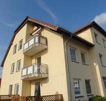 Süße 2-Zimmer-Dachwohnung mit Balkon, Laminatboden, Badewanne und Einbauküche optional - Königsbrück