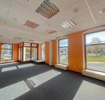 Gewerberäume am Marktplatz in Klingenthal – Helle Schaufenster und zentrale Lage