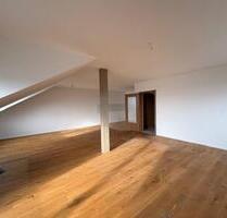 schöne, helle 3 Zi. Dachg.-Whg. mit Balkon in BurgkirchenHolzen - Burgkirchen an der Alz