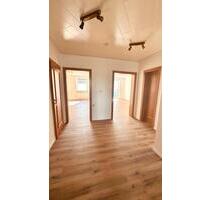 Kernsanierte 3-Zimmer 85 m2 Wohnung mit Balkon, Küche und Garten - Garbsen Berenbostel