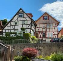 2 Fachwerkhäuser mit Blick auf das grüne Band ThüringenHessen - Frankfurt am Main