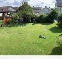 Helle 4-Zimmer-Wohnung mit Balkon und Gartenanteil in HarthausenGrasbrunn.