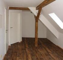 O85W5: Schöne 1-R-Wohnung im Dachgeschoss mit Holzbalken und EBK im Stadtzentrum von Eisleben - Eisleben (Lutherstadt)