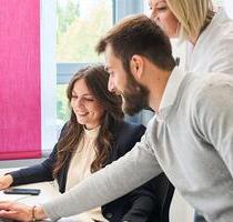 Ideal für Ihr Projekt: Exklusives Büro mit 4 voll ausgestatteten Arbeitsplätzen - Hallbergmoos