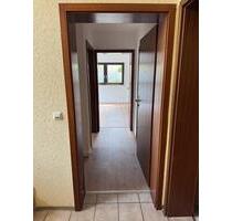 Renovierte 2 Zimmer-Souterrainwohnung mit Stellplatz - ab sofort - Karlsruhe Neureut