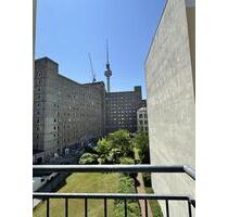 2 Zimmerwohnung mit Blick auf den Alex - Berlin