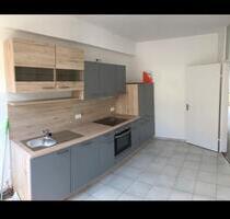 Zentrale 3-Zimmer-Wohnung (97 m²) mit Einbauküche & Stellplatz - Backnang