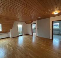 3-Zimmer Dachgeschosswohnung - 66qm, Küche, Keller, Stellplatz - - Boxberg