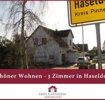 Hier wohnen Sie in einem kleineren Mehrfamilienhaus mit insgesamt 2 Parteien am Ortseingang von Haseldorf in schöner Feldrandlage. Von einer großen gemeinschaftlichen Diele im Erdgeschoss aus...