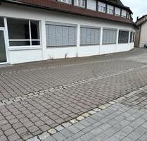 Helle ebenerdige Halle mit Büro zentral in Welzheim