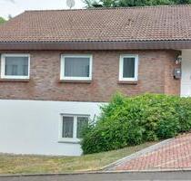HOM-Sanddorf: Einfamilienhaus mit Einliegerwohnung zu vermieten - Homburg