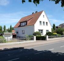 Ein-Zweifamilienhaus mit viel Platz, Keller und Garage - Schlangen