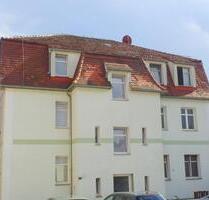 Frisch renovierte 2-Zimmer-Wohnung mit Laminatboden, sep. Küche, Badewanne & Garage - Großenhain
