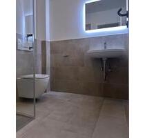 **Frisch renovierte 2-Zi.-Whg. mit neuem Bad, EBK & Stellplatz** - Sulzbach am Main