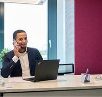 Moderne Coworking mit Panoramablick auf die Frankfurter Skyline - Frankfurt am Main Ostend
