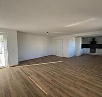 Kernsanierte 4-Zi. EG Whg. im EFH mit 2 Garagen, Garten & mehr - Stetten am kalten Markt