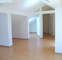 1-2 Zimmer Mansardenwohnung in Altenstadt-WN ** 3 Stock** Stellplatz - Altenstadt an der Waldnaab