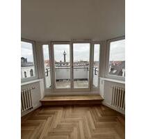 Hochwertig neu sanierte 2-Zimmer-Dachgeschoss-Wohnung m. Klimaanlage, Balkon & Panoramablick - Leipzig Mitte