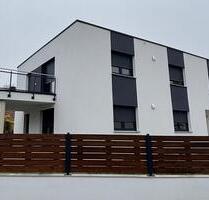 LUXUS-NEUBAU: 120 m², 4 Zimmer, Garage, Garten, Terrasse & PV - Großmehring