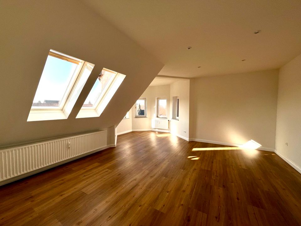 Sonnige 4-Zimmer Dachgeschosswohnung mit Balkon - neu renoviert - Sarstedt