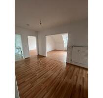 Dachgeschosswohnung 3 Zimmer, renoviert - Düsseldorf Stadtbezirk 8