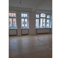 Große 4-Zimmer-Altbauwohnung in zentraler Lage 1.OG - Erfurt