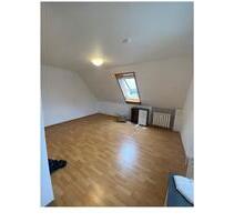 (700) Gemütliche 1-Raum-Dachgeschosswohnung + großer 16 m² Kellerraum in Neubrandenburg