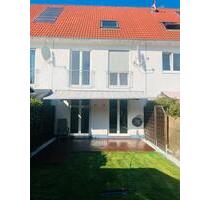 Gepflegtes Haus mit vier Zimmern und Einbauküche in Rödermark