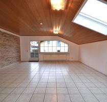 **Königswinter: Charmante Dachgeschosswohnung am Fuße des Ölbergs, 3 Zimmer, Balkon und Stellplatz**