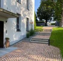 TREUEN, exkl.Whg. ca. 80,45m² (145m²), Dachterrasse, XL-Garage...