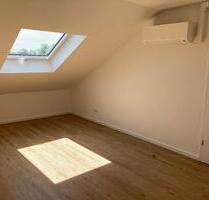 Frisch sanierte 2-Zimmer-Dachgeschosswohnung, Stellplatz, Keller - Wiehl