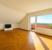 Sonnige DG Wohnung, WG geeignet mit Südbalkon und Einbauküche - Ludwigsburg Hoheneck