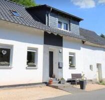 Einfamilienhaus mit Terrasse und Nebengebäude - Pelm