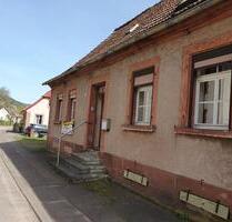Charmantes Bauernhaus mit Scheune, großem Grundstück und Bachlauf - Wilgartswiesen