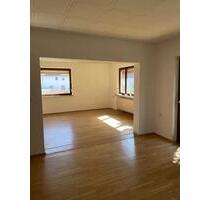 Helle Wohnung mit Balkon und Gartenanteil neue Fenster z. Einzug - Zapfendorf