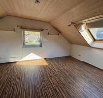 Schöne renovierte 2,5-Zimmer-Dachgeschosswohnung in Altenplos - Bayreuth Bernecker Straße / Insel / Riedelsberg