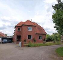 Wohnhaus mit Doppelgarage und Carport - Haßbergen