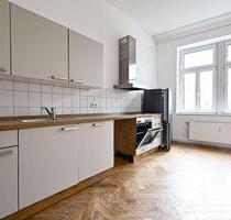 Zentrales Wohnen mit Charme: Helle 2-Zimmer-Wohnung mit Einbauküche & Parkett in Annaberg-Buchholz