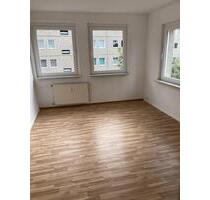 Groß und Klein sind hier daheim. Schnell bezahlbare 4-Raum-Wohnung mit Wanne und Balkon sichern. - Gera
