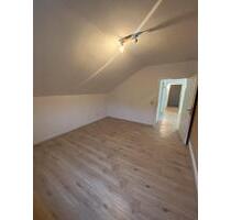 Schöne Helle 3-Zimmer Dachgeschosswohnung (83qm) modernes Bad - Steimel