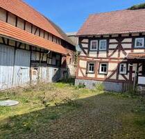 Verwahrloste Hofreite an Selbstsanierer in Mücke zu vermieten.